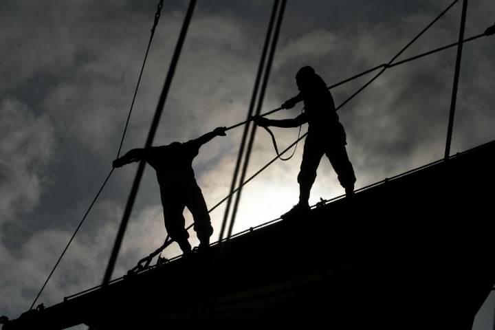 Cinco marinos resultan heridos en Cozumel durante maniobras de mantenimiento; manipulaban combustible