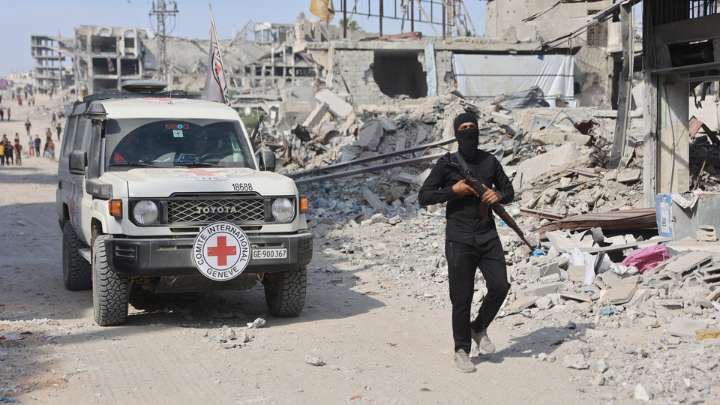 Hamas entrega tres cuerpos de rehenes mientras Israel lidia con un escándalo tras una filtración