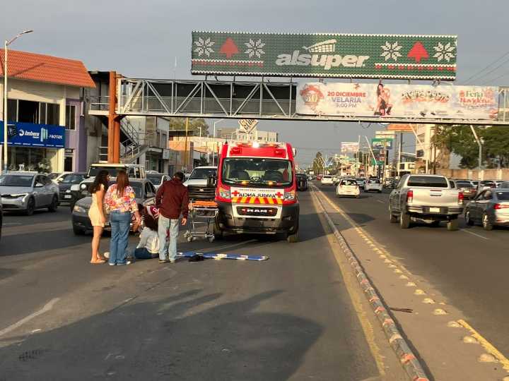 Mujer fue atropellada por motociclista en Heroico Colegio Militar