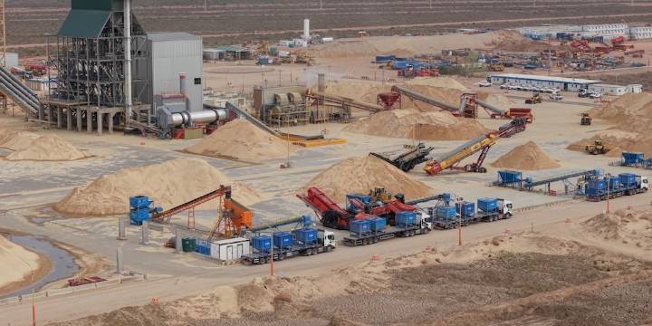 De las canteras del litoral al corazón de Vaca Muerta: así es la ruta del insumo clave de la industria energética