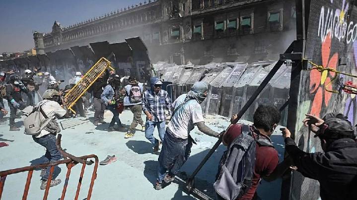 Manifestantes golpean brutalmente a un policía cerca del Palacio Nacional de México