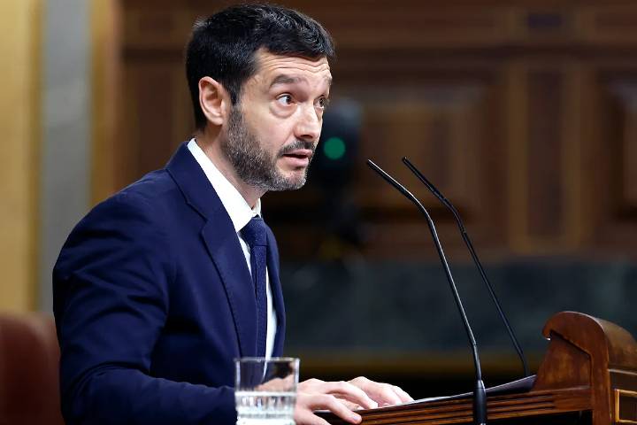 Todo lo que cambia con la nueva Ley de Atención a la Clientela: adiós a las llamadas 'spam', las reseñas falsas y renovaciones automáticas, y hola a la atención en lenguas cooficiales