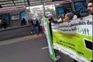 Hacen bloqueo ex trabajadores del IFT; piden liquidación