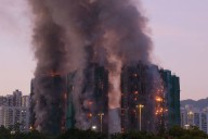 Un espectacular incendio en una urbanización de pisos en Hong Kong deja al menos 4 muertos y varias personas atrapadas