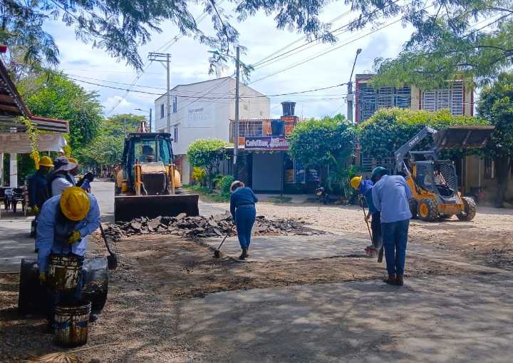 Avanzan trabajos de mantenimiento vial en Yopal