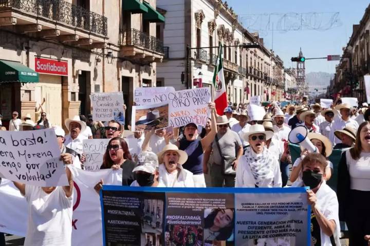 “No nos callarán”: marchas en Michoacán por Carlos Manzo y Generación Z terminan con tensión y detenidos