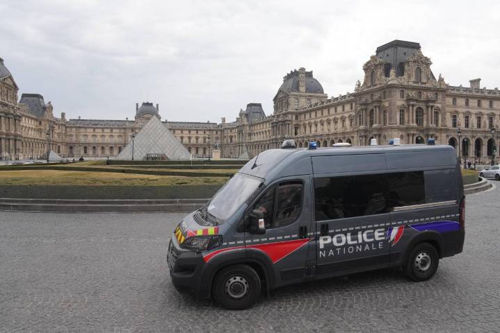 Enfrentan cargos preliminares dos nuevos sospechosos por robo en el Museo del Louvre