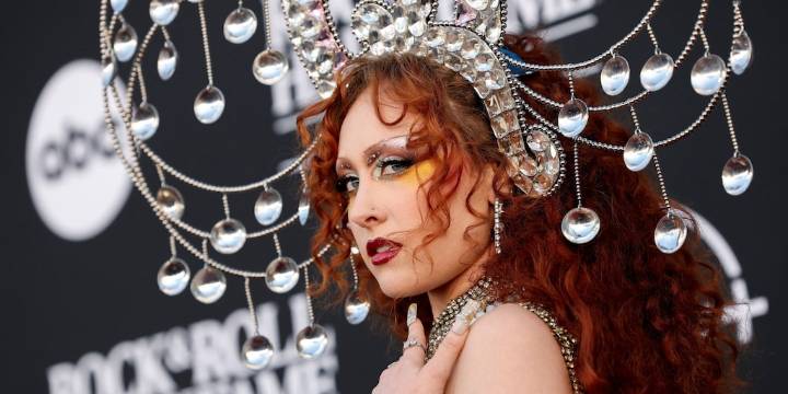 Chappell Roan homenajeó a Cyndi Lauper en una alfombra roja: los detalles del icónico look