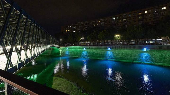El Manzanares estrena iluminación azul por Navidad entre elogios municipales y críticas ecologistas