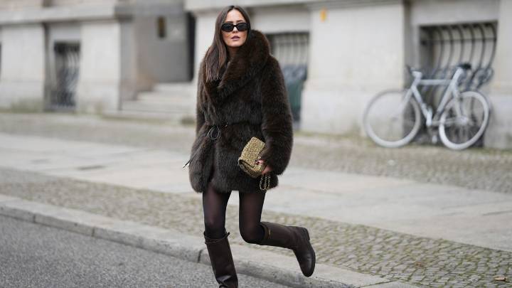 Las botas planas para ser la más elegante (sin sacrificar comodidad) en la oficina este diciembre 2025