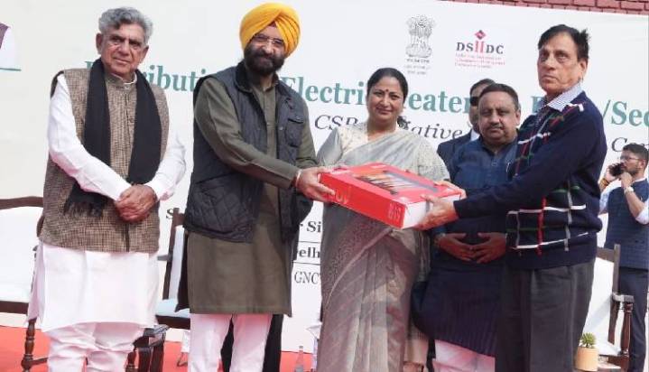 Air Pollution: Delhi CM Launches Drive To Distribute 10,000 Heaters To RWA Watchmen