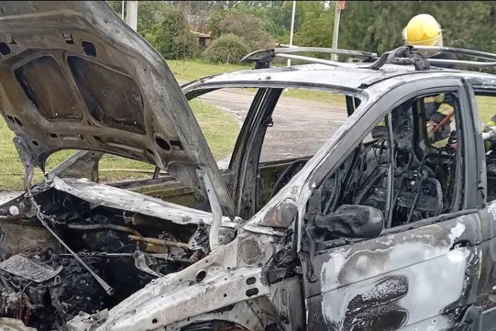 Se incendió un auto en Crespo y quedó consumido totalmente por las llamas: el video