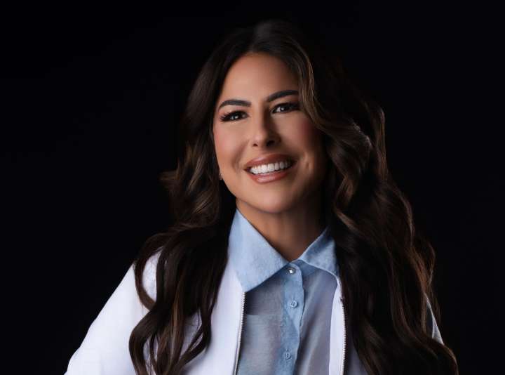 ¿Se pueden transmitir las bacterias bucales por los besos? La Dra. Vivian Menéndez aclara los mitos sobre las caries contagiosas