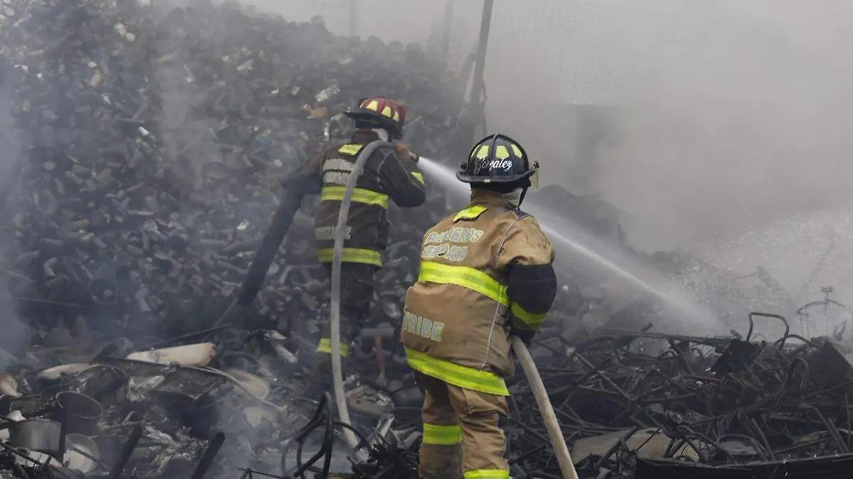 Arde recicladora en la zona norte de Toluca