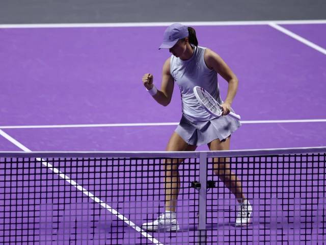 Swiatek starts WTA Finals with fast win