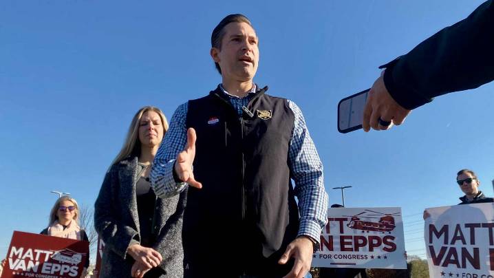 DNC says Republicans 'panicking' as Trump holds event for Van Epps