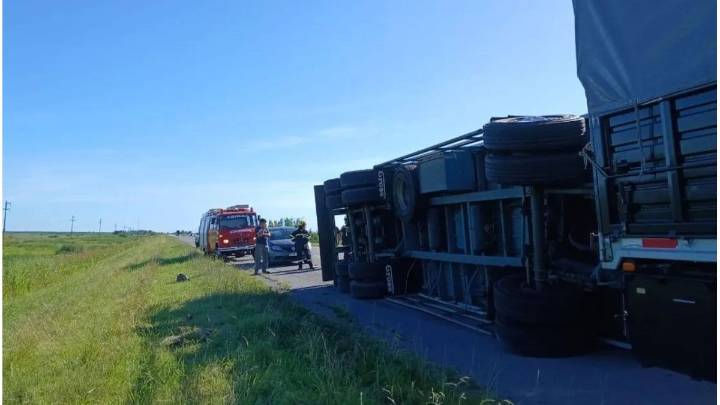 Ruta 14: volcó el acoplado de un camión por un bache