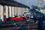 Transportistas y productores reanudan diálogo con SEGOB tras bloqueos en carreteras