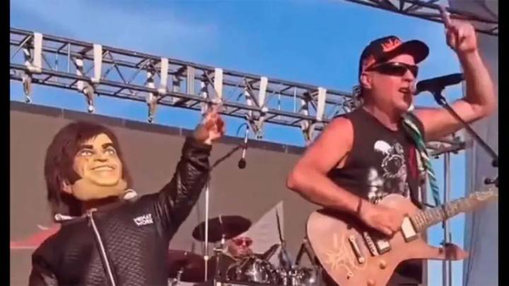 La Renga contrató un enano disfrazado de Milei para cantar "Panic show"