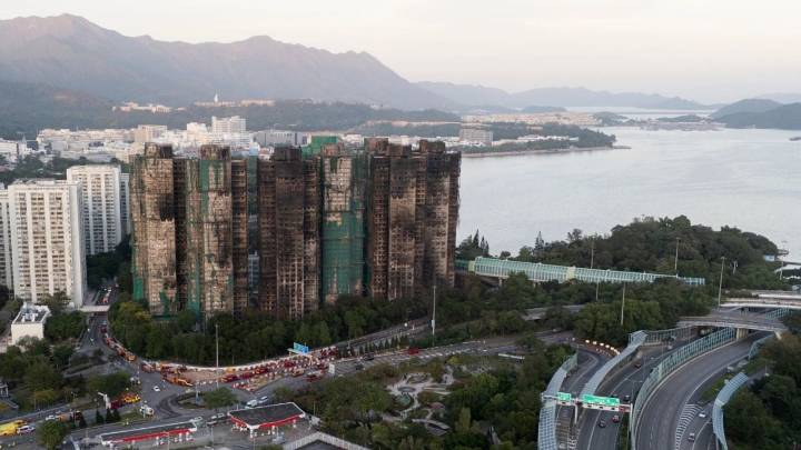 Número de muertos por incendio en complejo residencial de Hong Kong aumenta a 128