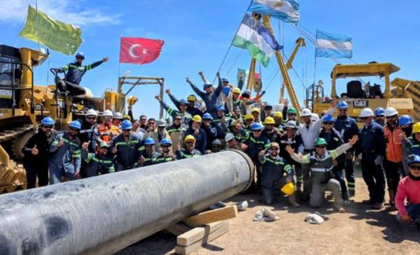 Histórica soldadura final del oleoducto Vaca Muerta Oil Sur