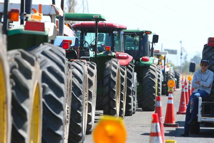 Respaldan internautas bloqueos de agricultores en carreteras de México; apoyan paro nacional