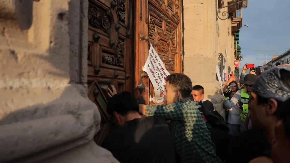 Manifestantes destruyen puertas del Palacio de Gobierno durante marcha por Carlos Manzo