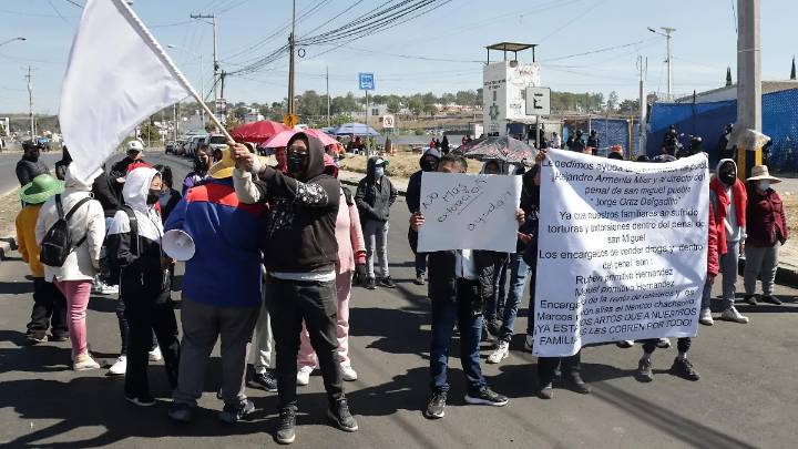 Protestan familiares afuera del penal de San Miguel para exigir traslado de “Los Primitivos” y “El Nenuco”