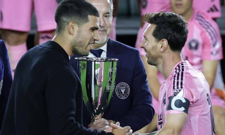 Alcaraz entrega al Inter Miami la copa de campeón del Este al Inter Miami
