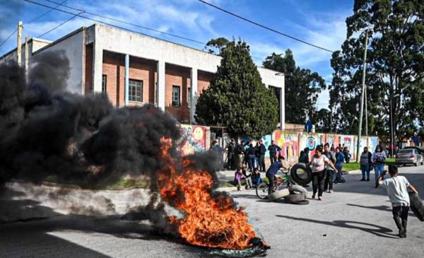 Acusan a un chico de 10 años de abusar de dos nenas en su escuela: le quemaron la casa
