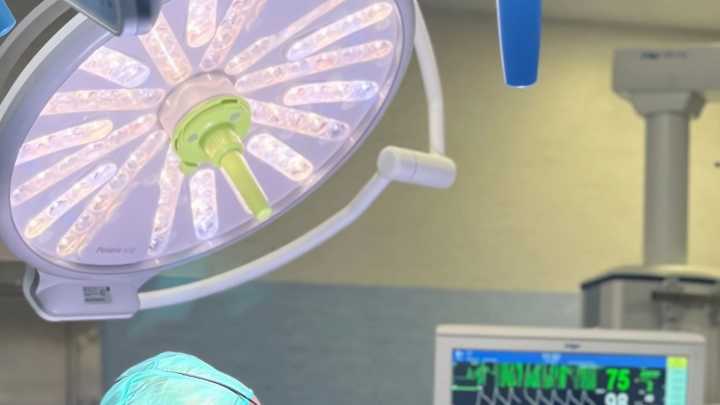 El Hospital Vithas Xanit Internacional realiza una neurocirugía con el paciente despierto para extirpar un tumor sin afectar el habla