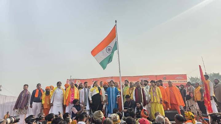 Red Fort Blast Aftermath: 'Ap Apni Kaum Ko Samjhaiye,' Says Dhirendra Shastri After Muslim Members Welcome Him With Saffron Shawl -