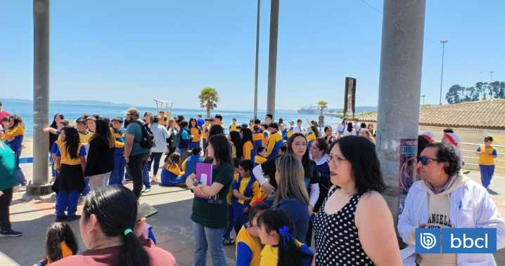 Evacuan establecimientos educacionales por intenso olor a gas en el ambiente en Penco