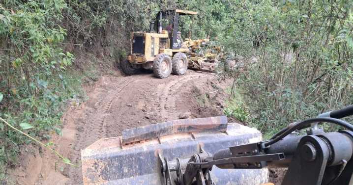 Caldas: arreglan una vía donde se rodó un vehículo, envían maquinaria y atienden con ayuda de la comunidad