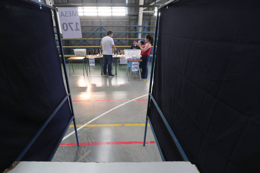 Adulto mayor se trenzó a golpes con funcionario electoral 40 años menor en Estación Central