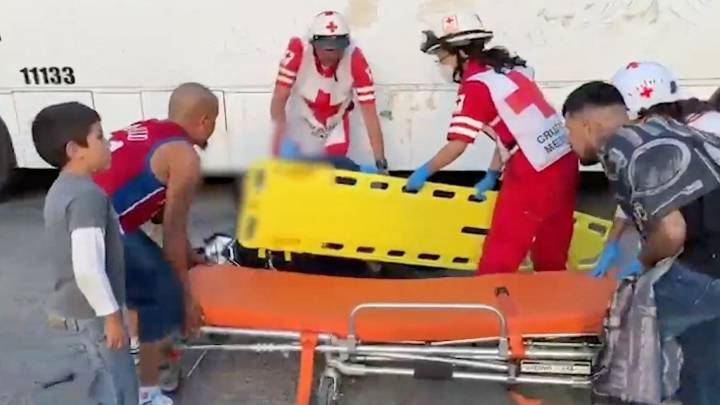 Motociclista lucha por su vida tras chocar contra transporte de personal