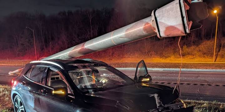 Car crashes into light post on I