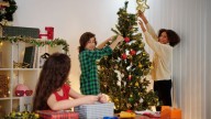 Cuándo armar el arbolito de Navidad para atraer la buena suerte este 2026
