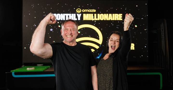 Oil rigger becomes a millionaire after answering door