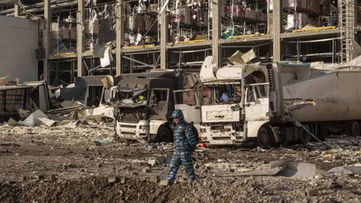 US push for Russia-Ukraine peace deal gains momentum as attacks on Kyiv kill 7