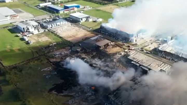 La explosión en Ezeiza afectó diez industrias y el fuego está controlado El siniestro provocó pérdidas totales en las empresas damnificadas por las llamas. Ya fueron dados de alta todos los heridos. L
