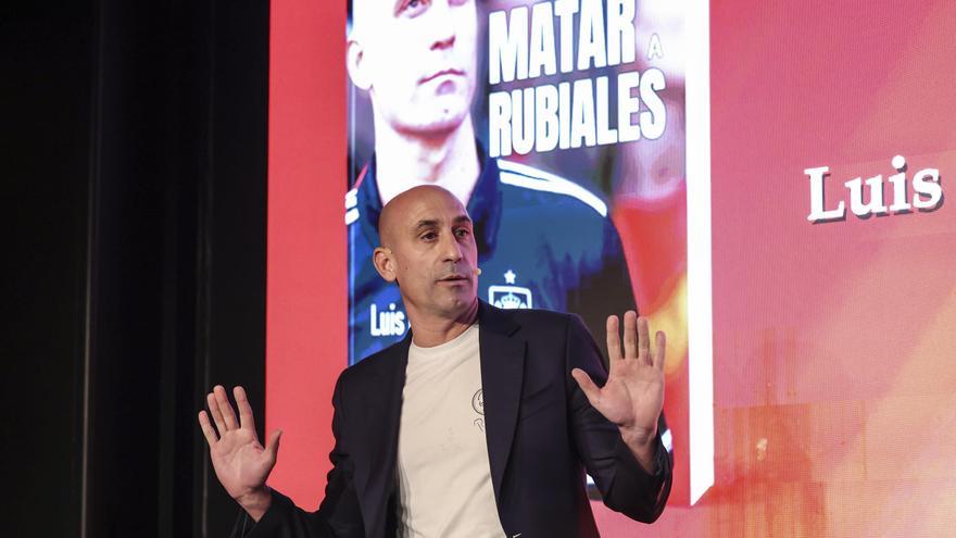 Momento del ataque a Luis Rubiales durante la presentación de su libro: "Me he asustado mucho"