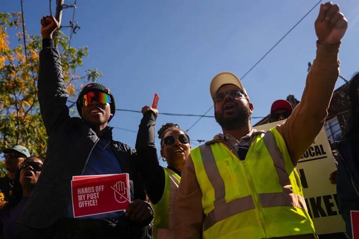 What's going on with the Canada Post strikes?