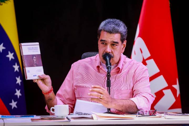 Maduro amenaza con una huelga general si EE.UU. ataca a su gobierno