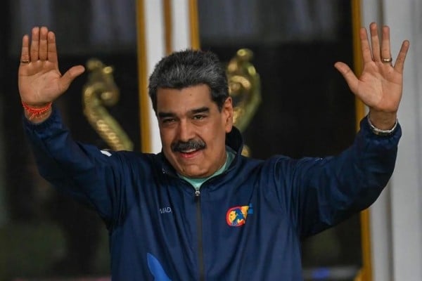 'Venezuela quiere paz', dice Maduro con estudiantes