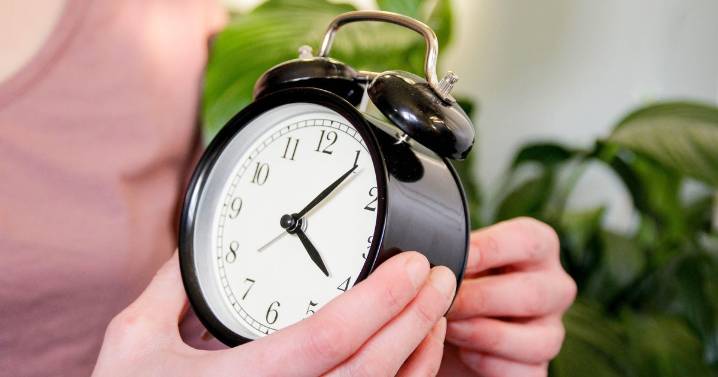 Expert tips on how to adjust your children's sleep schedule for daylight saving time