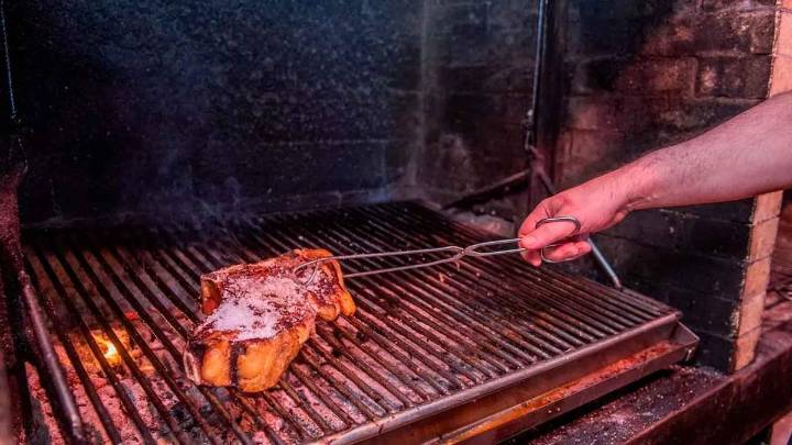 El restaurante y asador a pie de carretera que es uno de los recomendados por la Guía Michelin para comer torreznos, patatas rellenas, carne a la parrilla o pote y está a 10 kilómetros de Oviedo