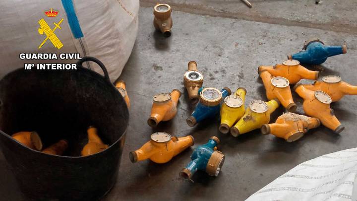 Roba 22 contadores de agua de una urbanización en El Burgo de Ebro para después venderlos