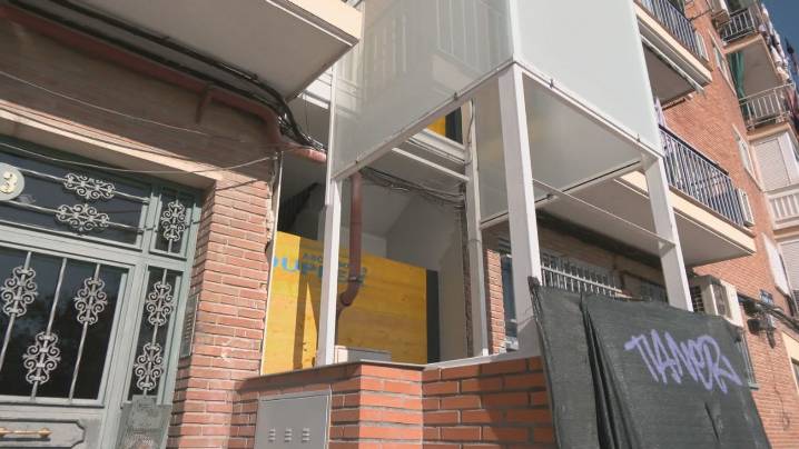 Vecinos en silla de ruedas y sin ascensor: el calvario de un edificio en Vallecas