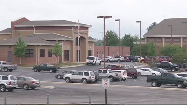 Substitute teacher allegedly offers Alabama high school students vape device